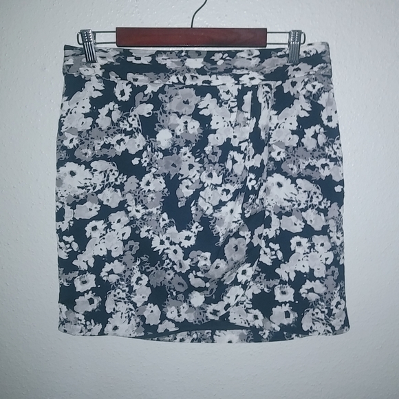 Banana Republic 8 Faux Wrap Lined Mini Skirt in Navy Gray Floral - Picture 3 of 7